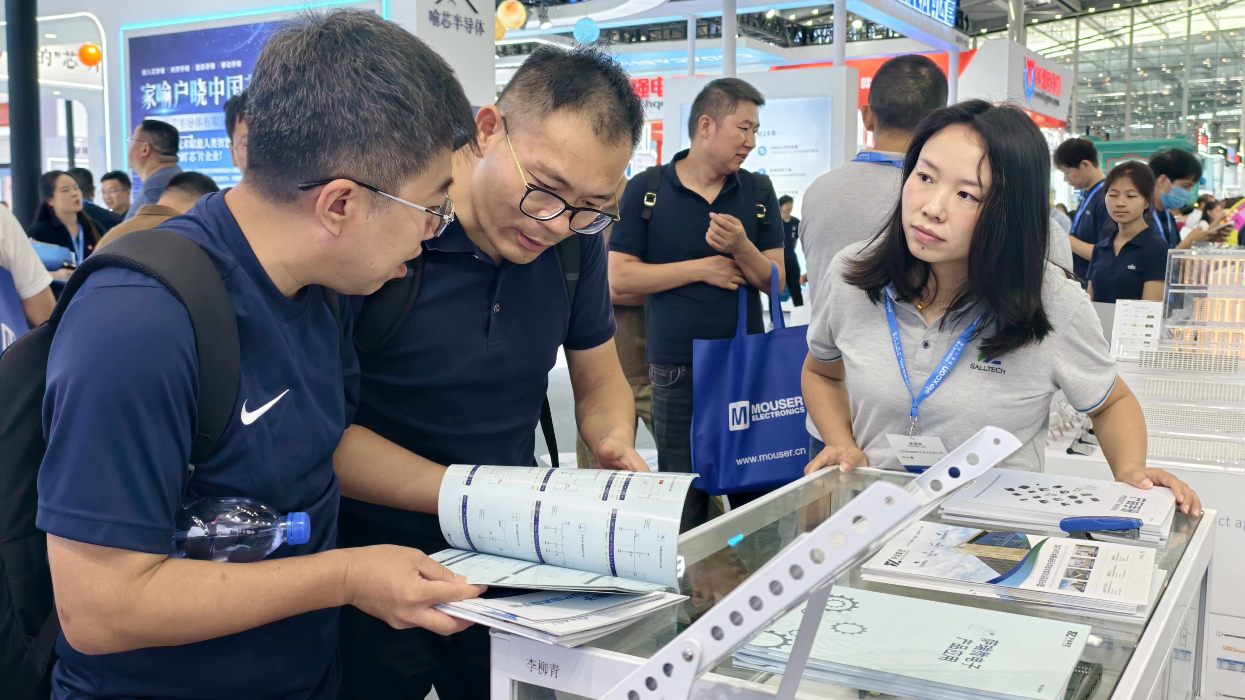 荣耀收官！江西yabo鸭脖微电子闪耀 2025 深圳电子展并荣获年度大奖